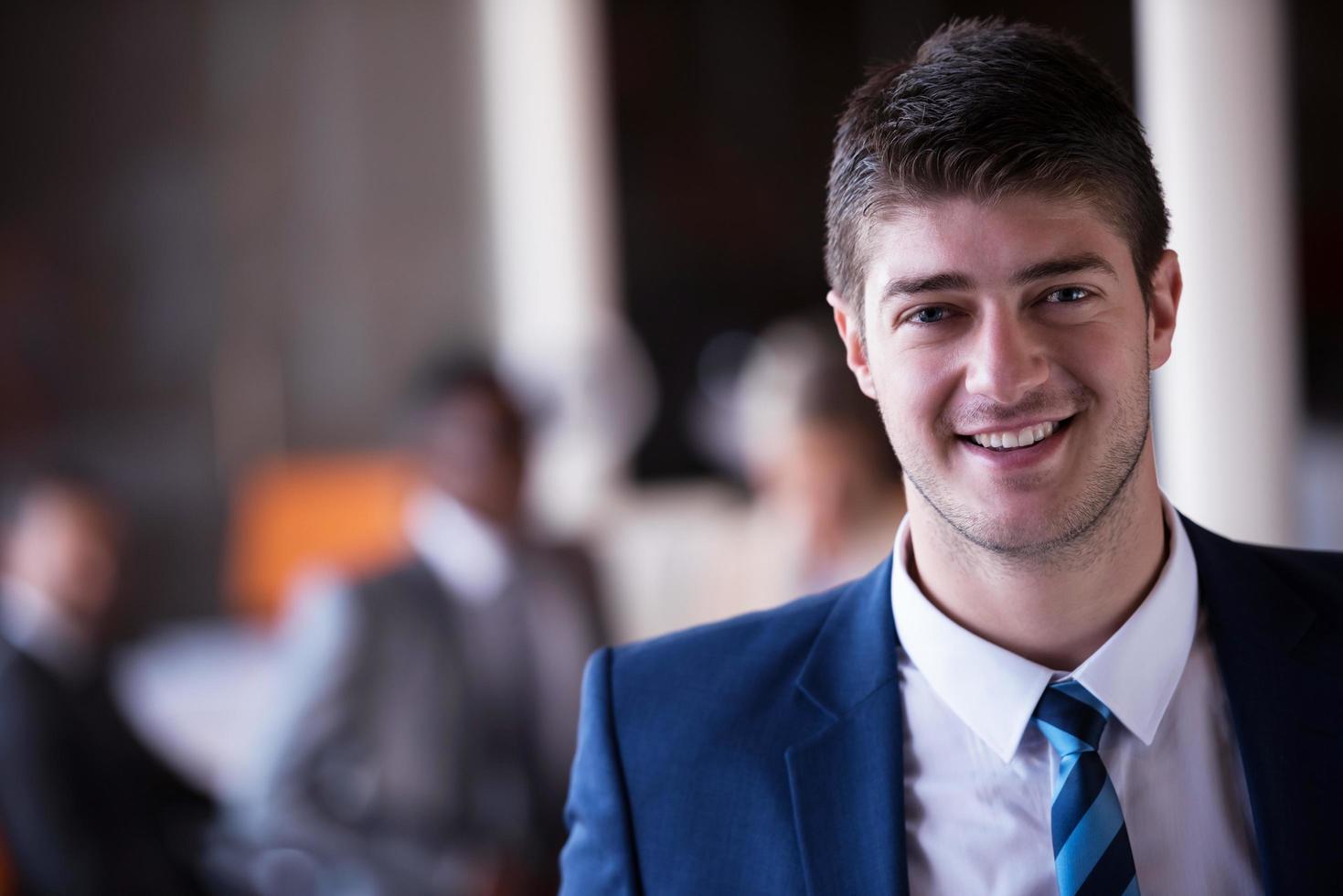 homme d'affaires au bureau photo