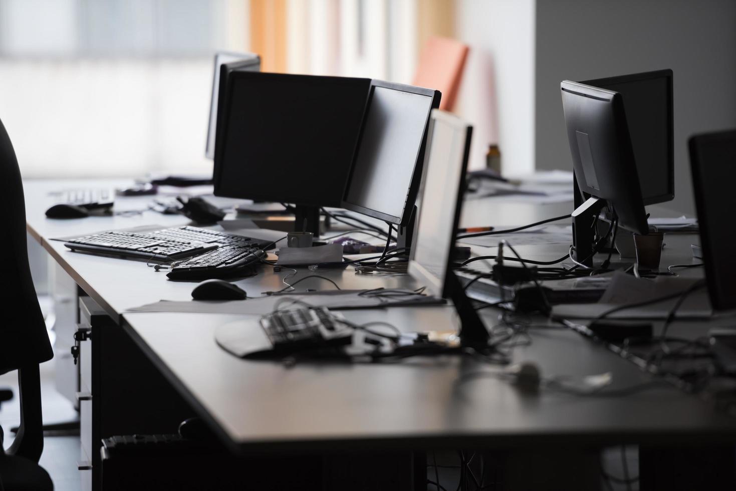 bureau vide avec des ordinateurs modernes photo