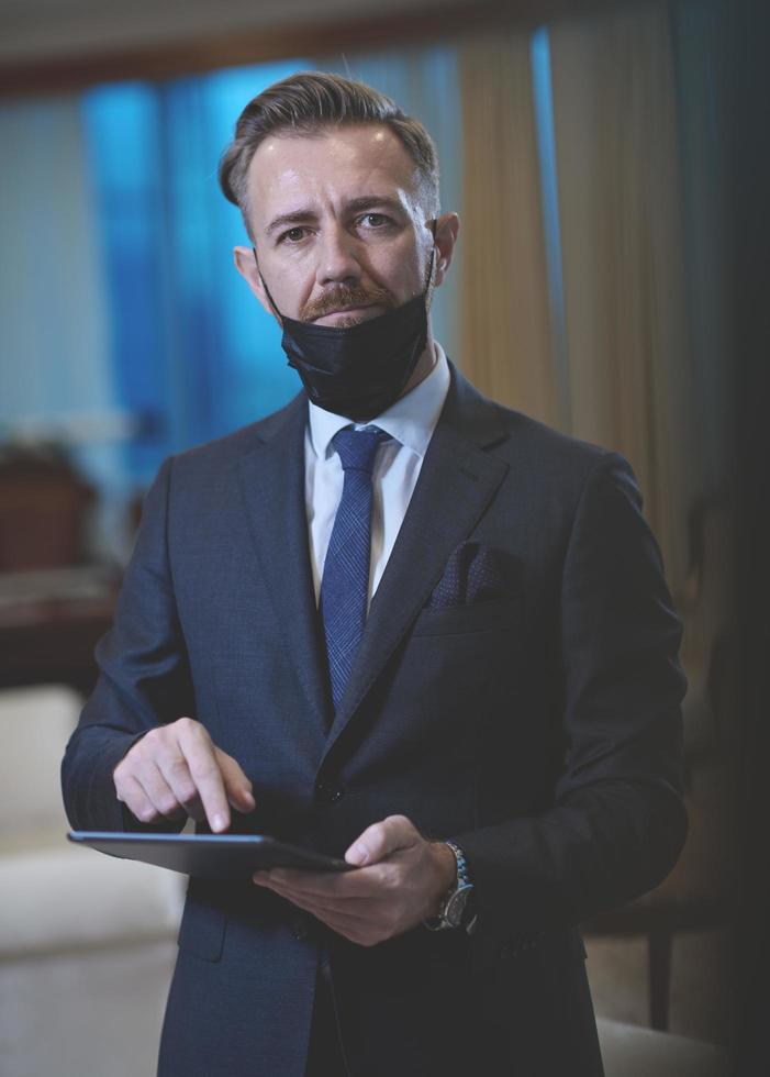 homme d'affaires portant un masque de protection au bureau photo