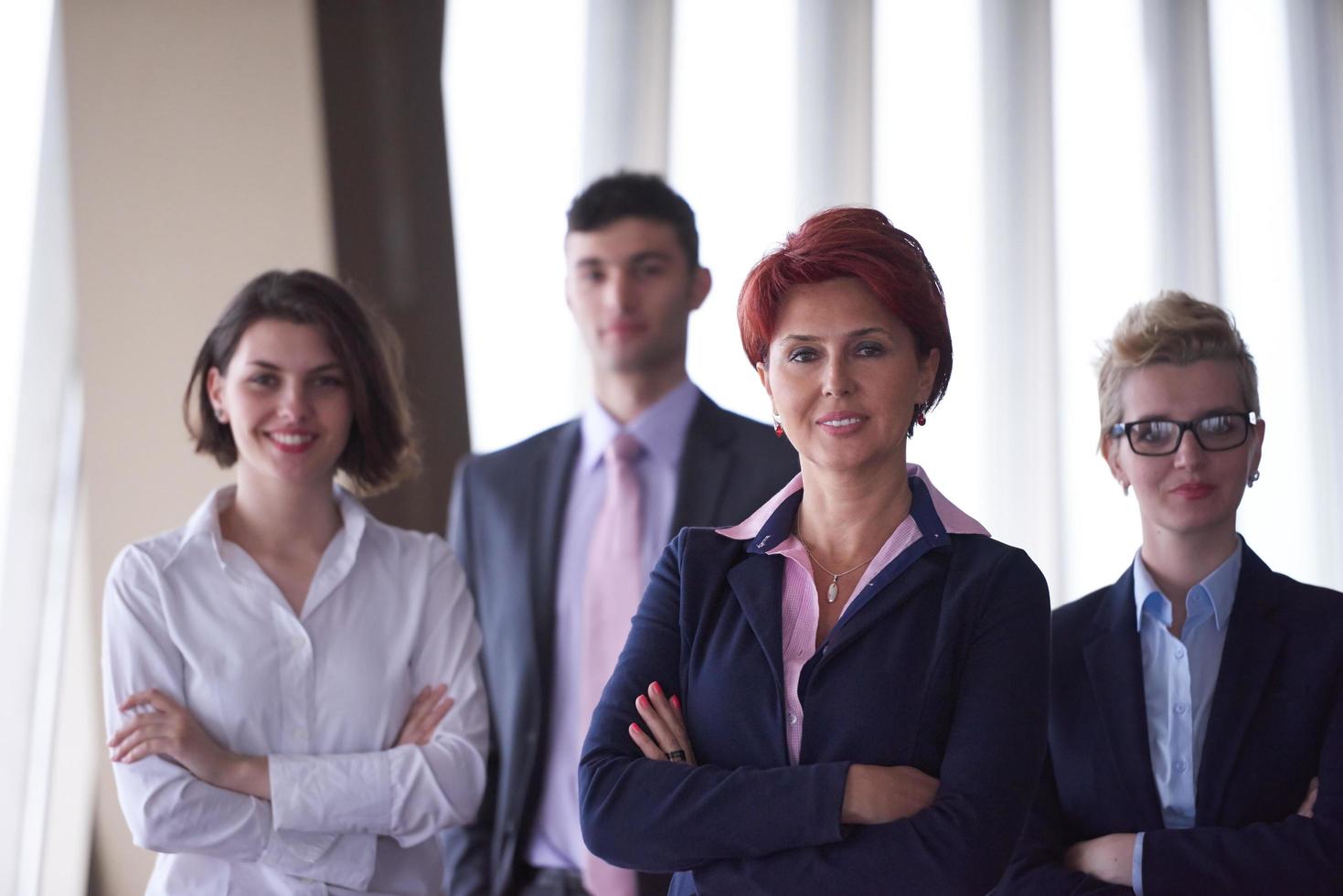groupe de gens d'affaires divers avec une femme aux cheveux roux devant photo
