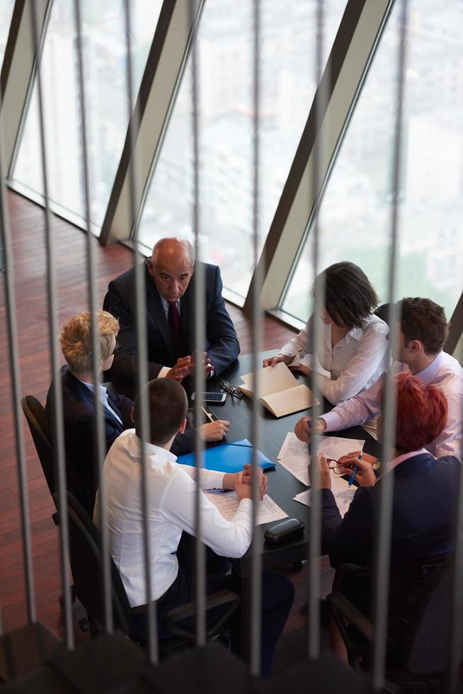 groupe de gens d'affaires en réunion au bureau moderne et lumineux photo