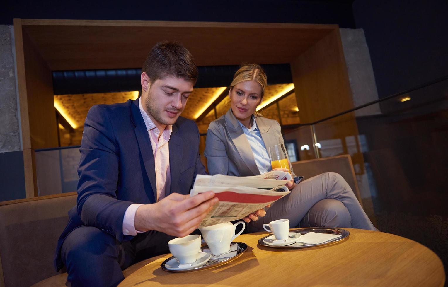 un couple d'affaires prend un verre après le travail photo