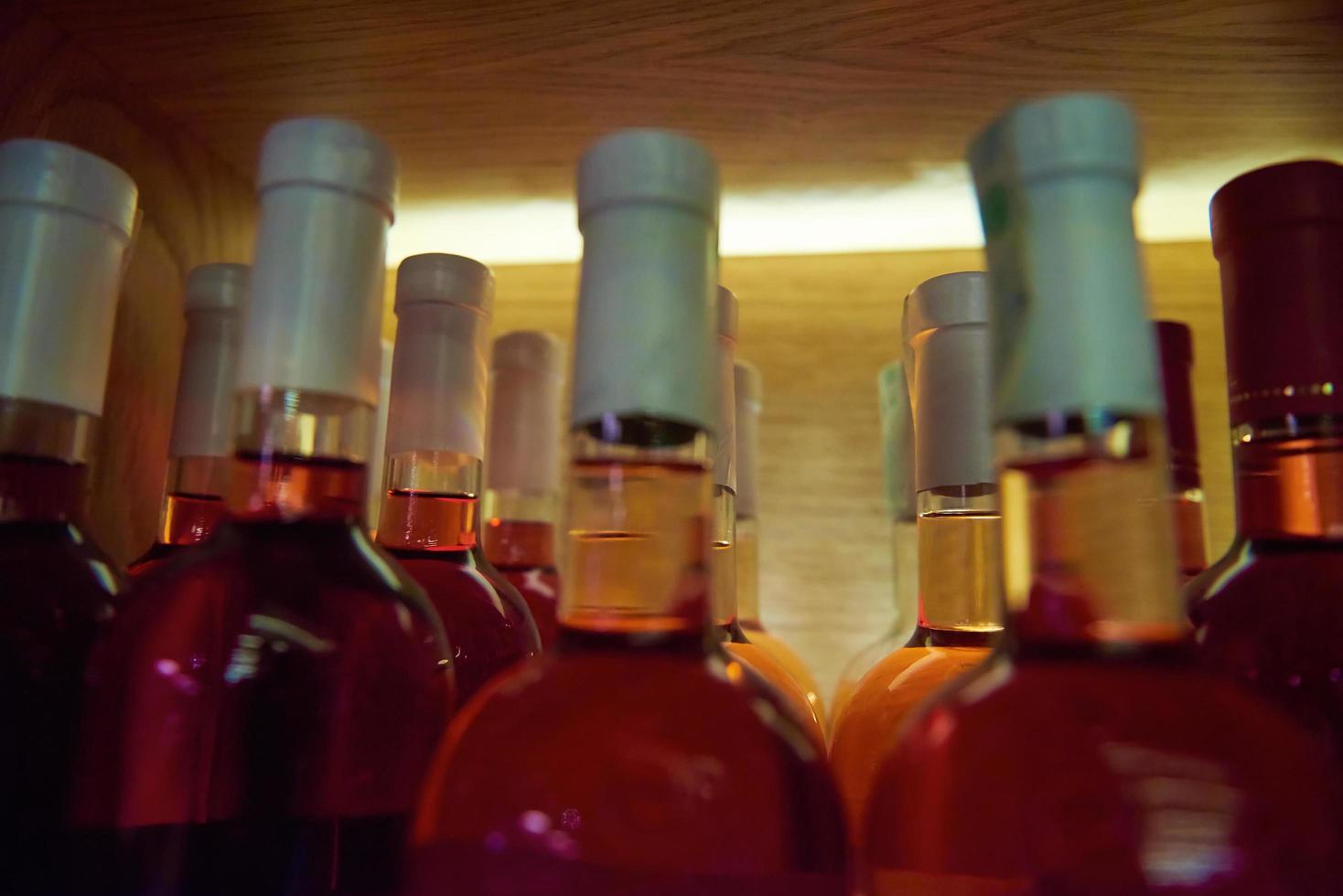 bouteilles de vin sur une étagère en bois. photo