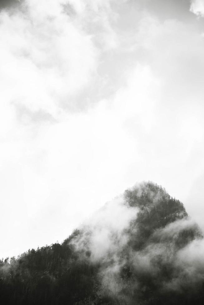 niveaux de gris du sommet de la montagne et des nuages photo