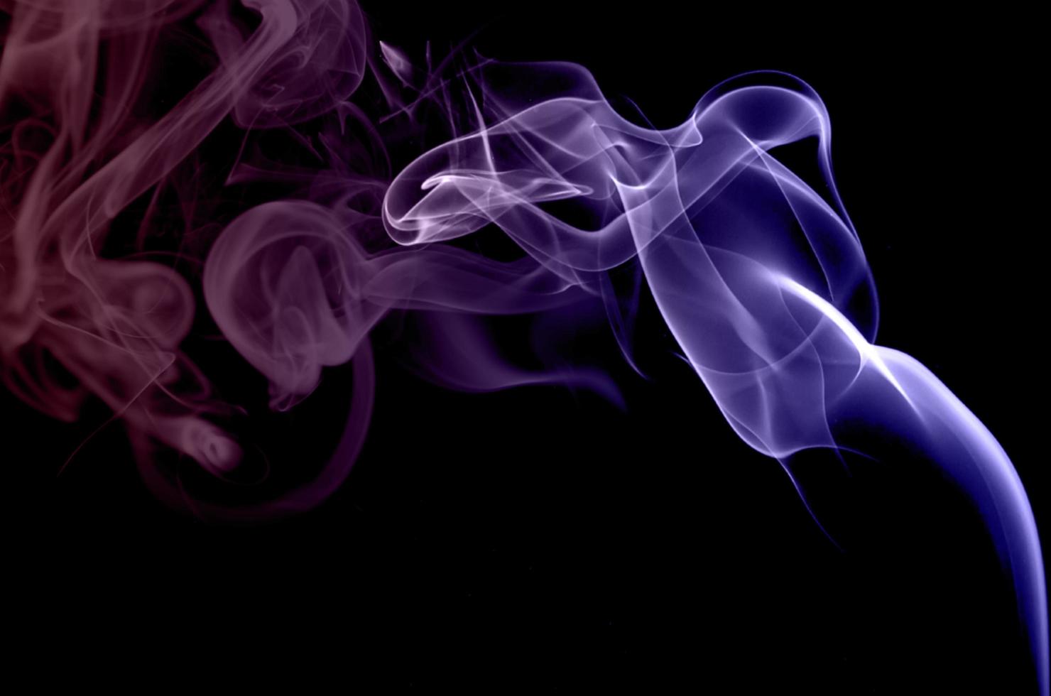dégradé de fumée abstrait couleur dans le concept de fond noir photo