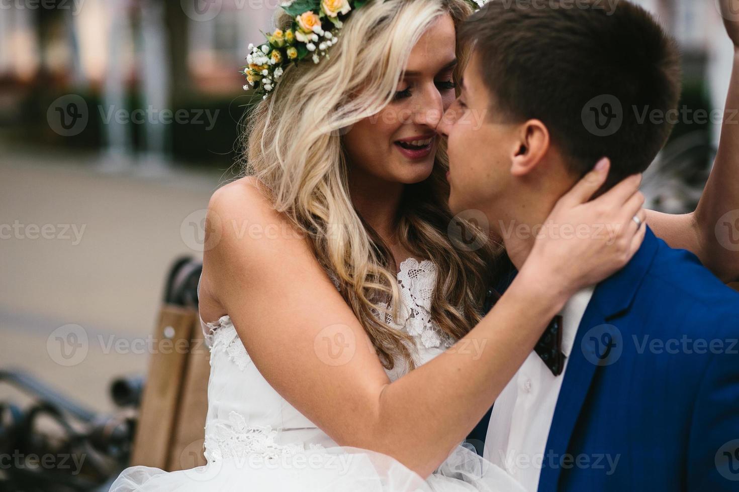 couple marié à l'extérieur photo