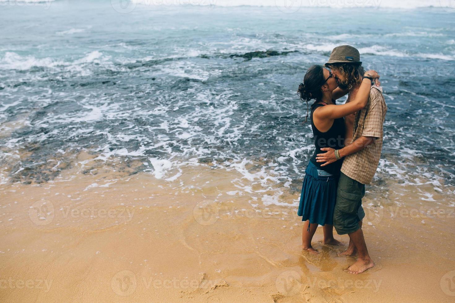 portrait de couple sur la plage photo