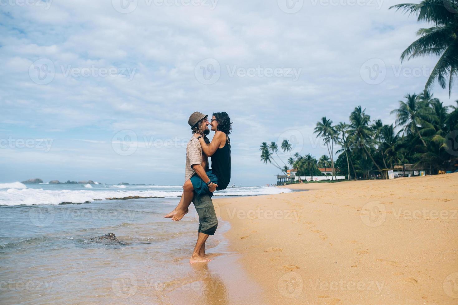 portrait de couple sur la plage photo