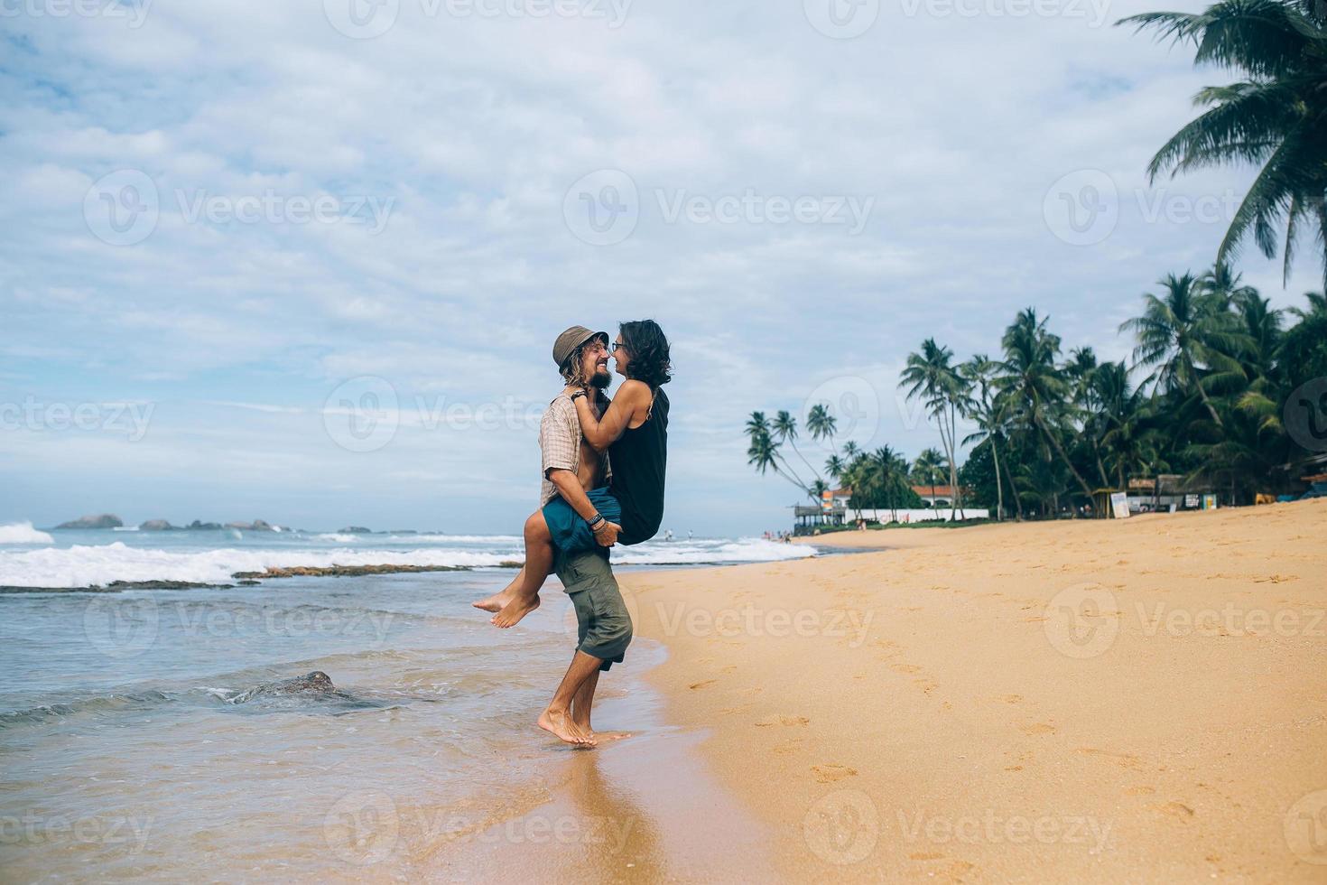 portrait de couple sur la plage photo