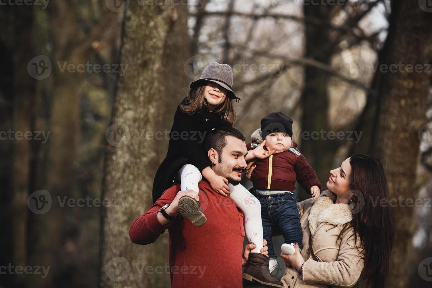 portrait de famille en plein air photo