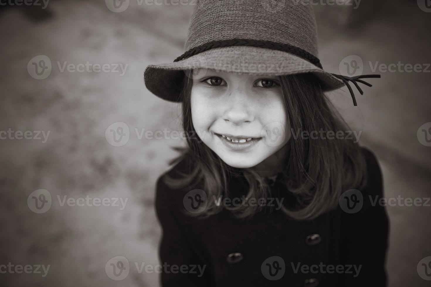 portrait de jeune fille en plein air photo