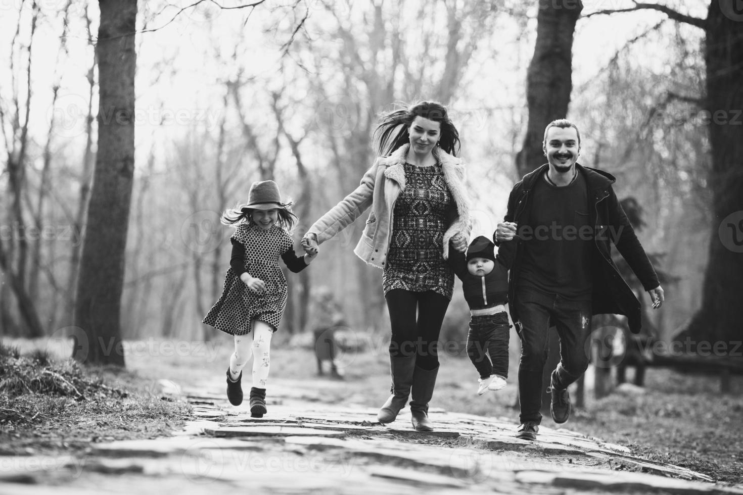 portrait de famille en plein air photo