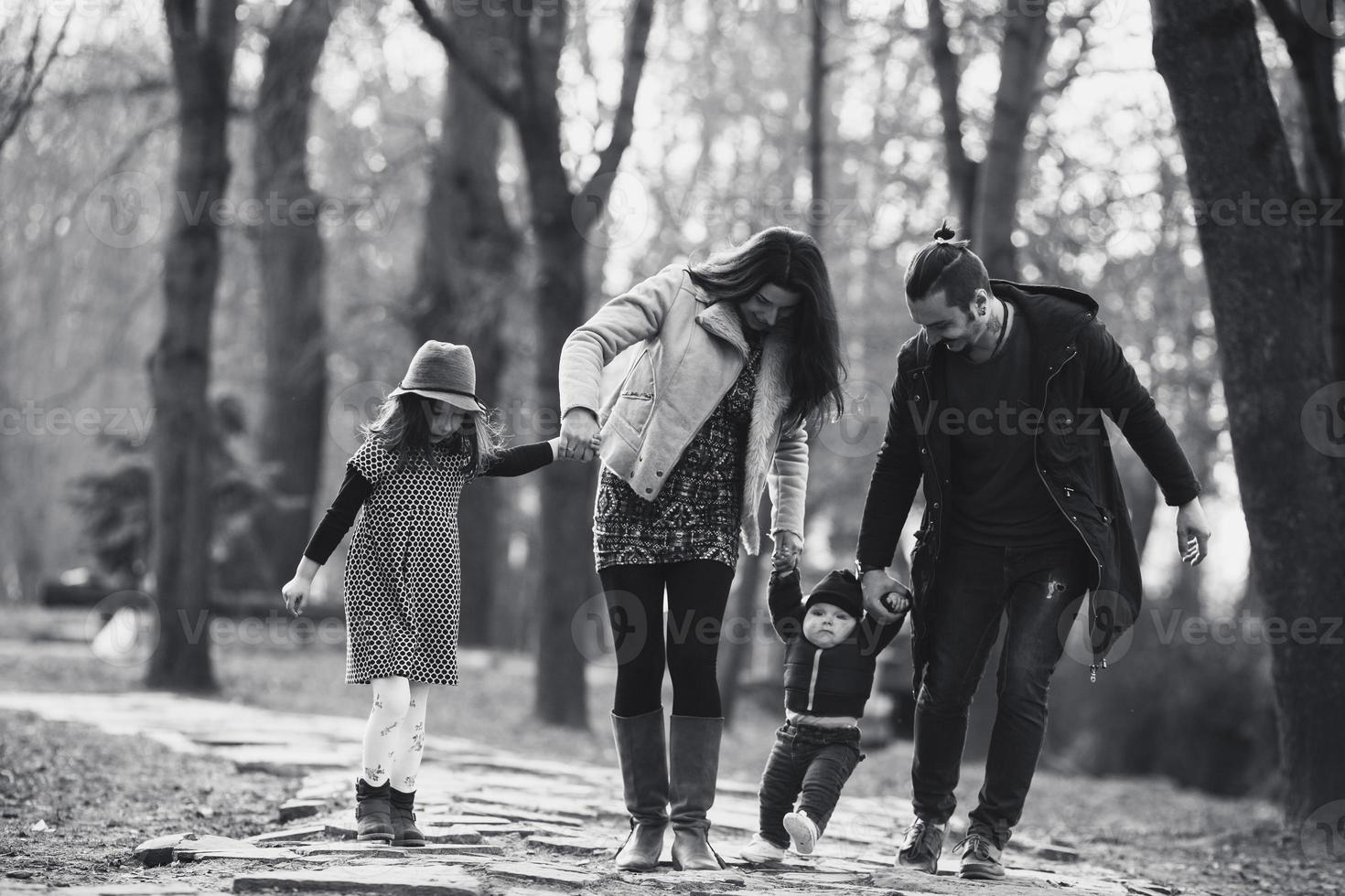 portrait de famille en plein air photo