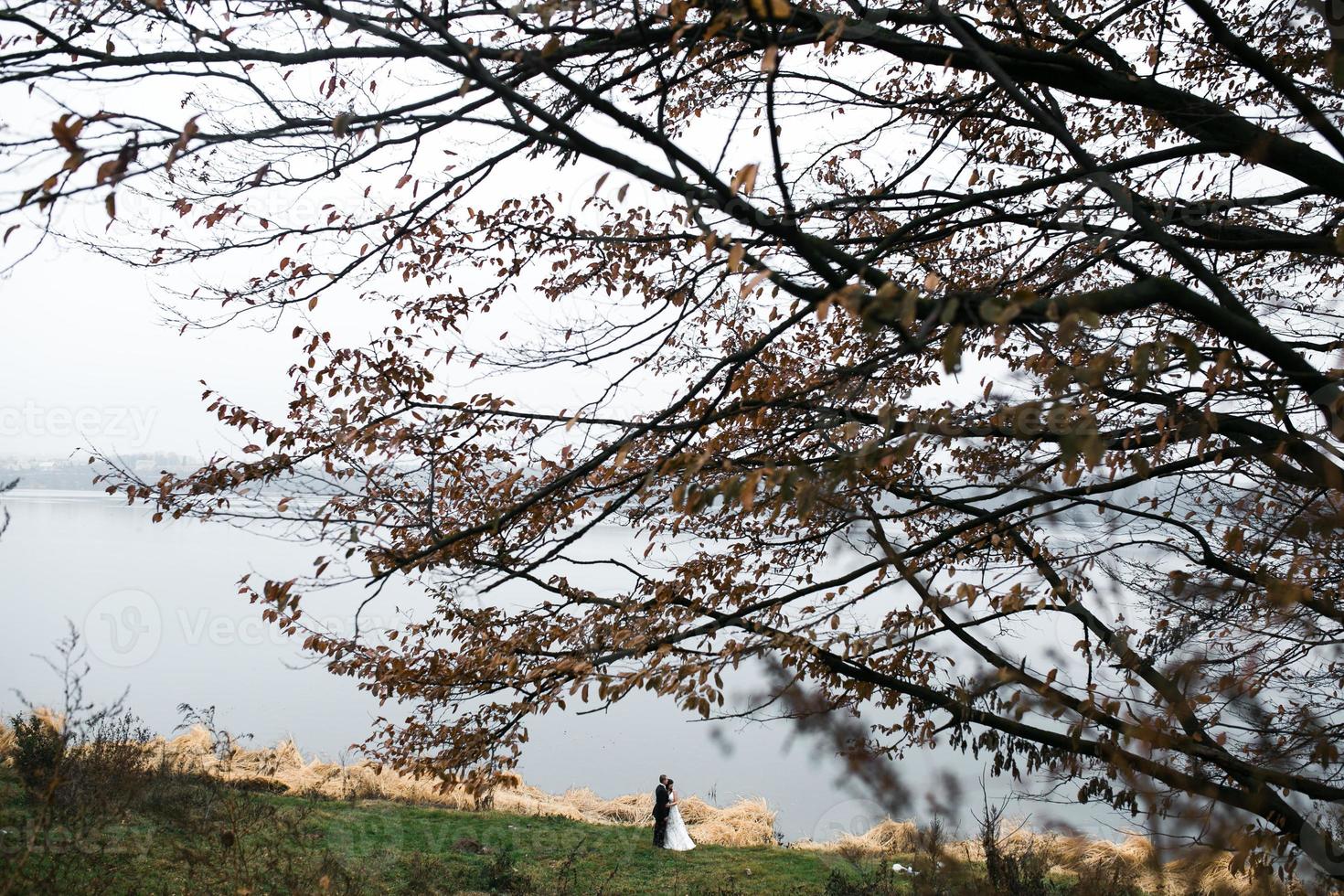 couple marié à l'extérieur photo