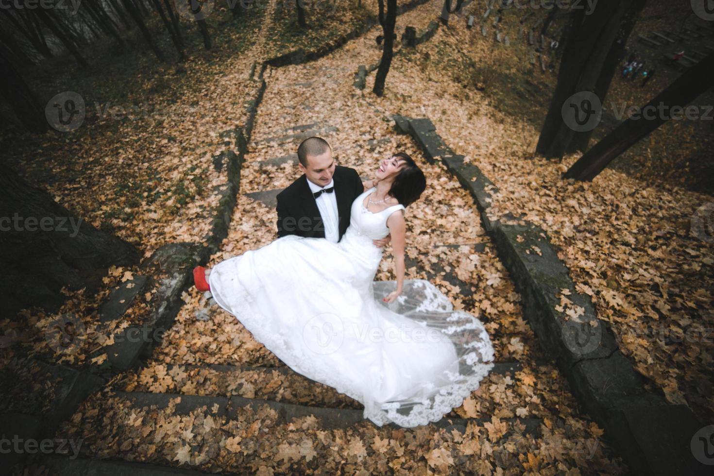 couple marié à l'extérieur photo