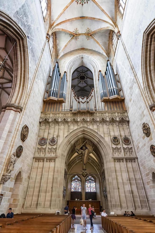 ulm, allemagne - 20 juillet 2019. grands tuyaux d'orgue d'église, intérieur de la cathédrale d'ulm la plus haute église du monde. photo