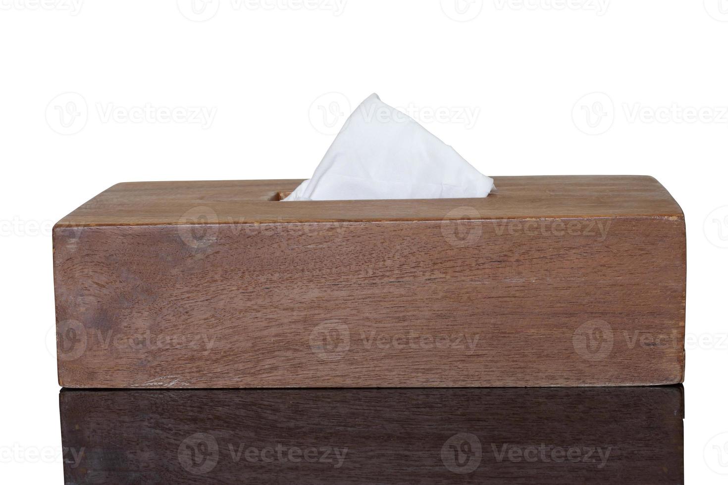 papier de soie dans une boîte en bois isolée sur fond blanc inclus un tracé de détourage. photo