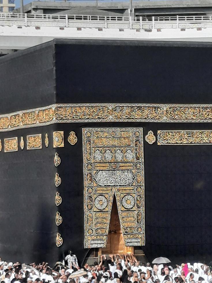 mecque, arabie saoudite, septembre 2022 - des pèlerins du monde entier exécutent le tawaf à masjid al haram à la mecque. photo