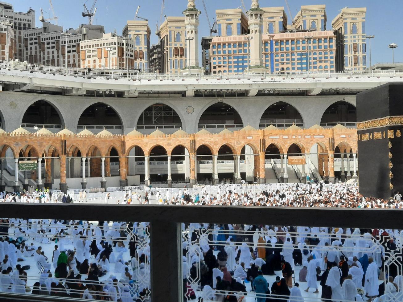 mecque, arabie saoudite, septembre 2022 - des pèlerins du monde entier exécutent le tawaf à masjid al haram à la mecque. photo