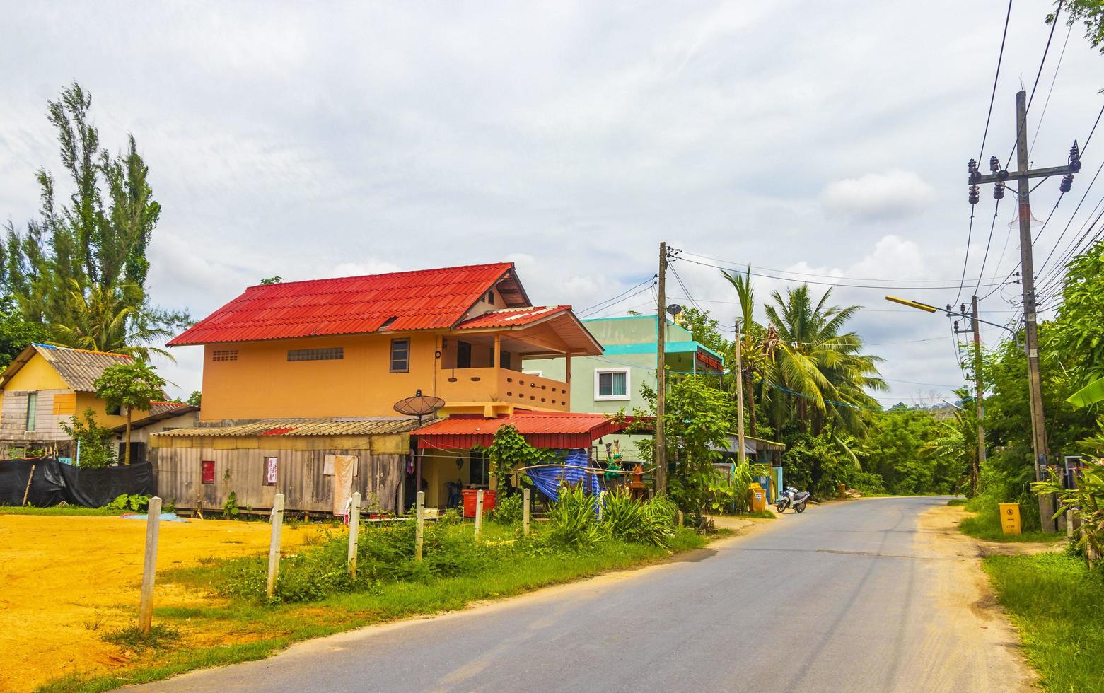 sakhu phuket thaïlande 2018 paysage paysage urbain panorama routes voitures bâtiments forêt nature phuket thaïlande. photo