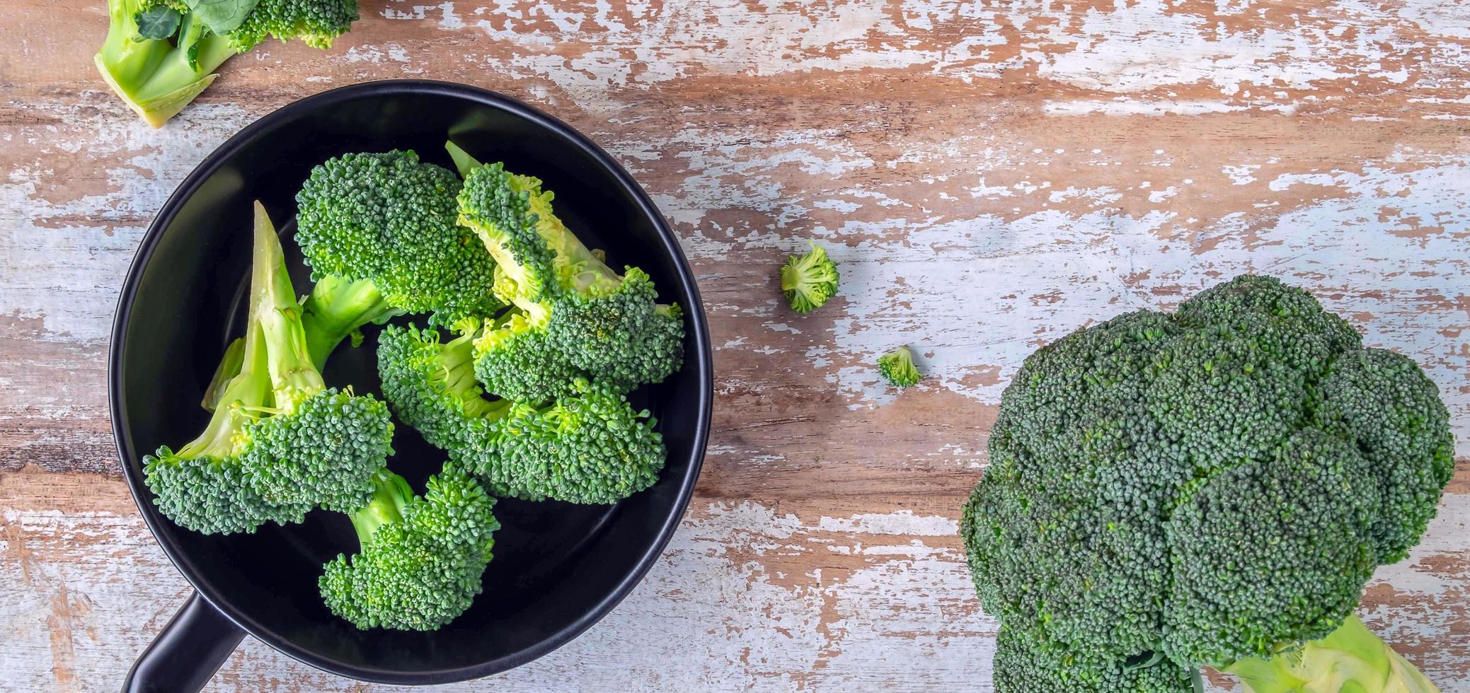 brocoli frais pour la cuisson sur une table en bois, légumes sains. vue de dessus photo