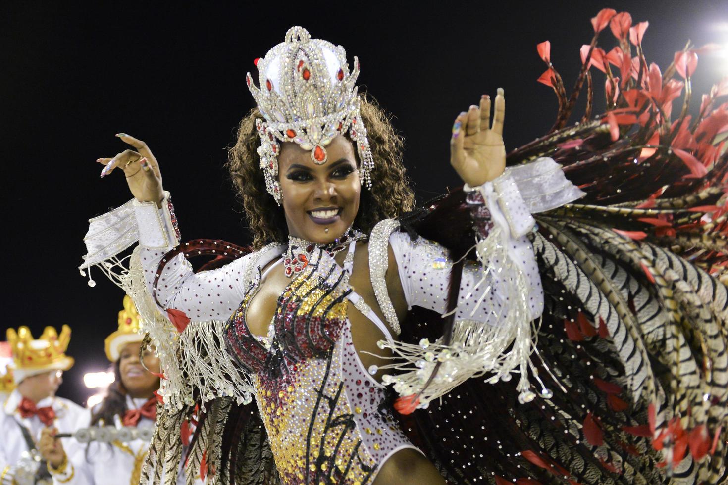 rio de janeiro, rj brésil - 09 février 2018 - défilé de l'école de samba à sambodromo. unidos do porto da pedra pendant le festival dans la rue marques de sapucai. photo