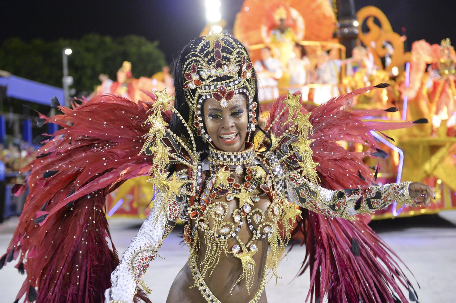 rio de janeiro, rj brésil - 09 février 2018 - défilé de l'école de samba à sambodromo. unidos do porto da pedra pendant le festival dans la rue marques de sapucai. photo