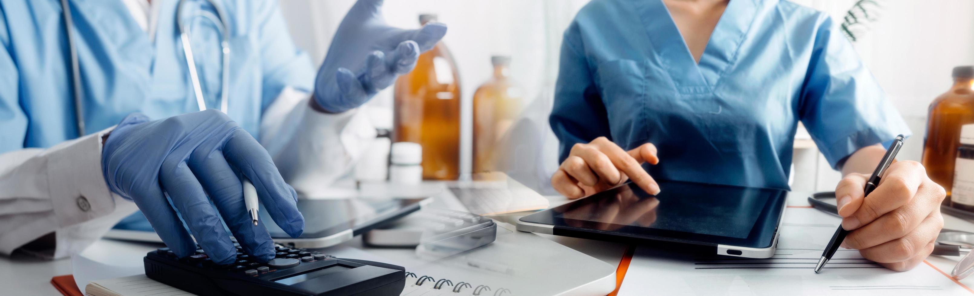 docteur en médecine touchant la tablette. technologie médicale et concept futuriste. photo