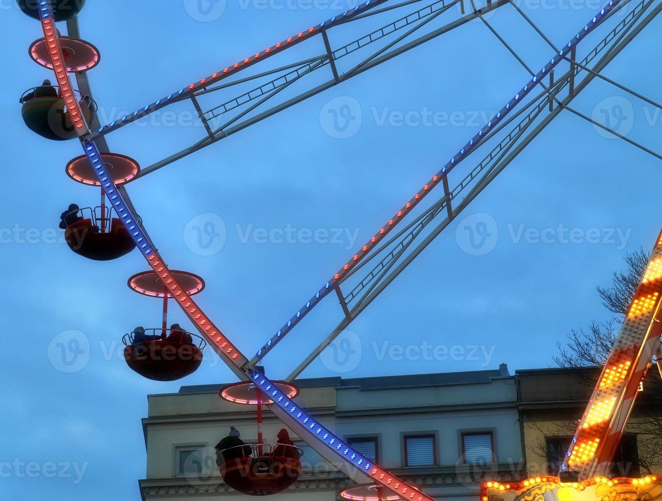 grande roue blanche trouvée à la semaine de kiels en allemagne photo