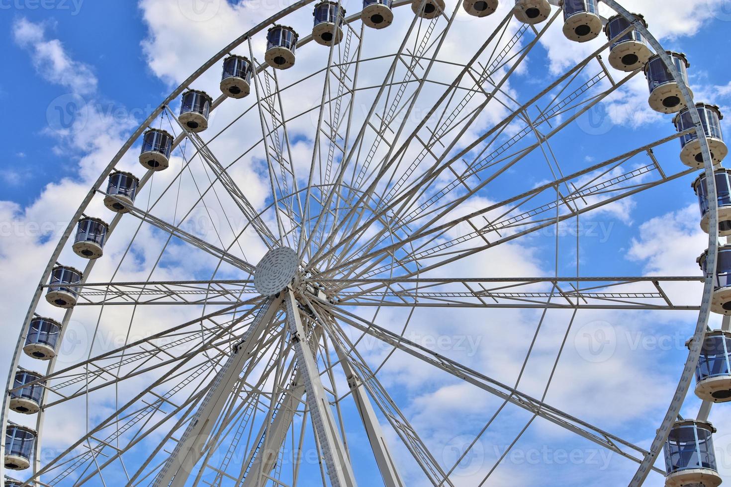 grande roue blanche trouvée à la semaine de kiels en allemagne photo