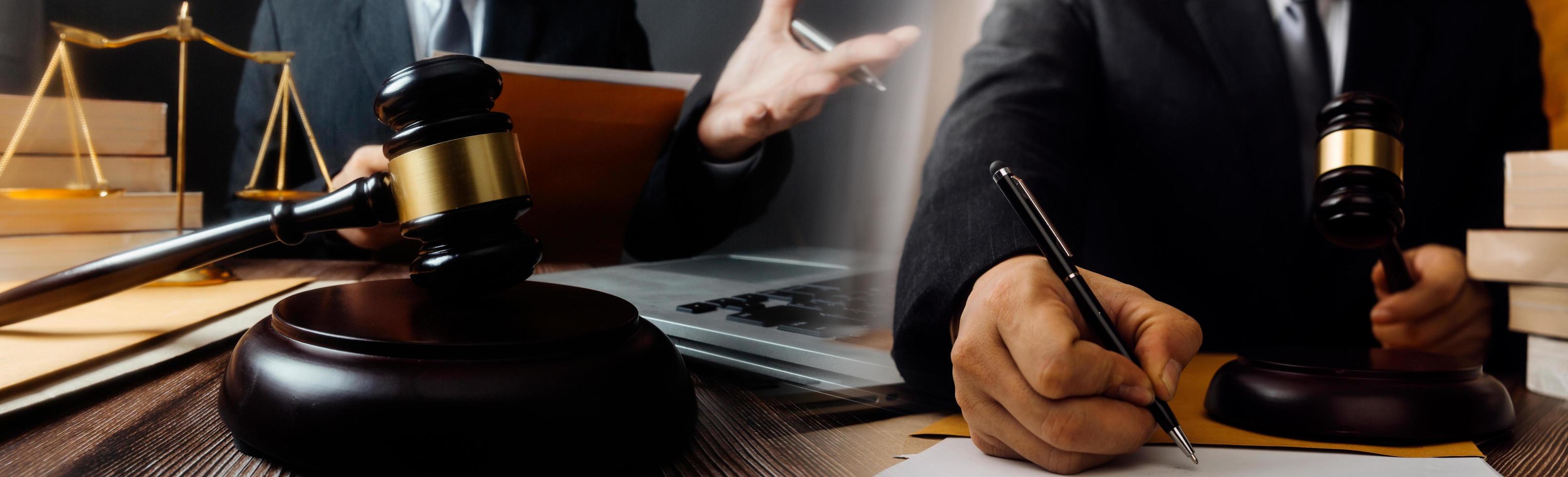 concept de justice et de droit. juge masculin dans une salle d'audience sur une table en bois et conseiller ou avocat masculin travaillant au bureau. concept de droit, de conseil et de justice juridique. photo