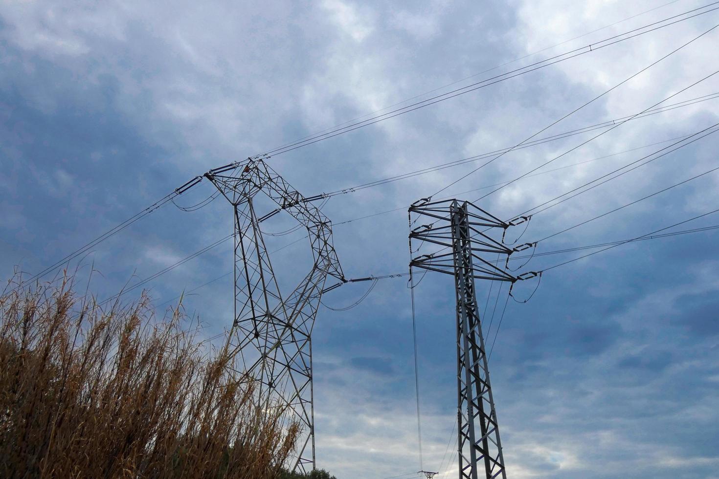 pylônes électriques supportant les câbles en cuivre qui transmettent et transportent l'électricité photo