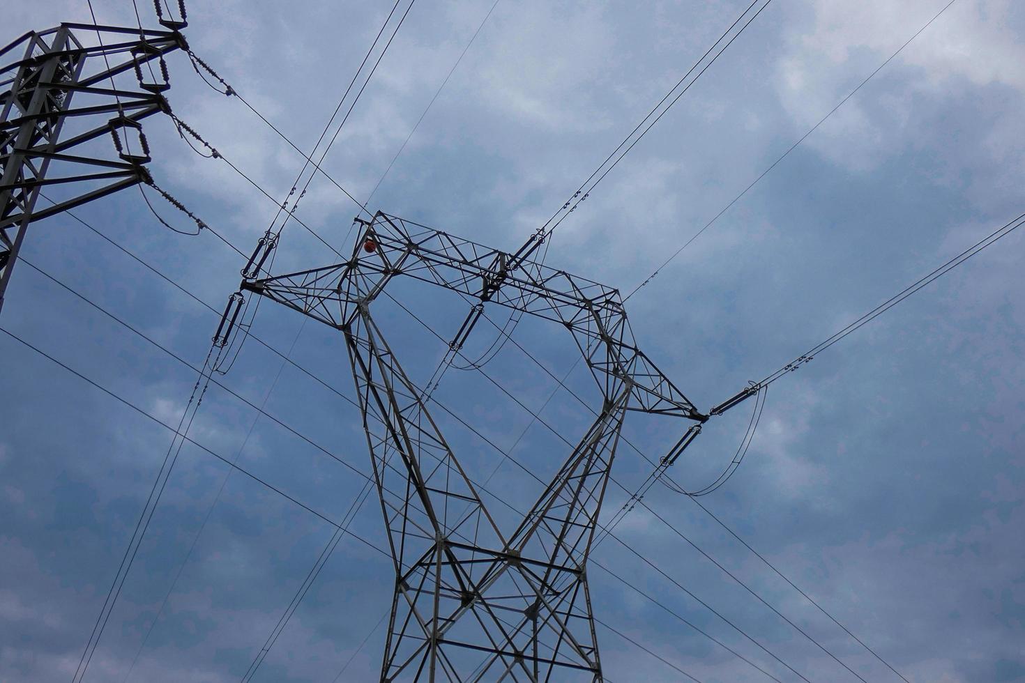 pylônes électriques supportant les câbles en cuivre qui transmettent et transportent l'électricité photo