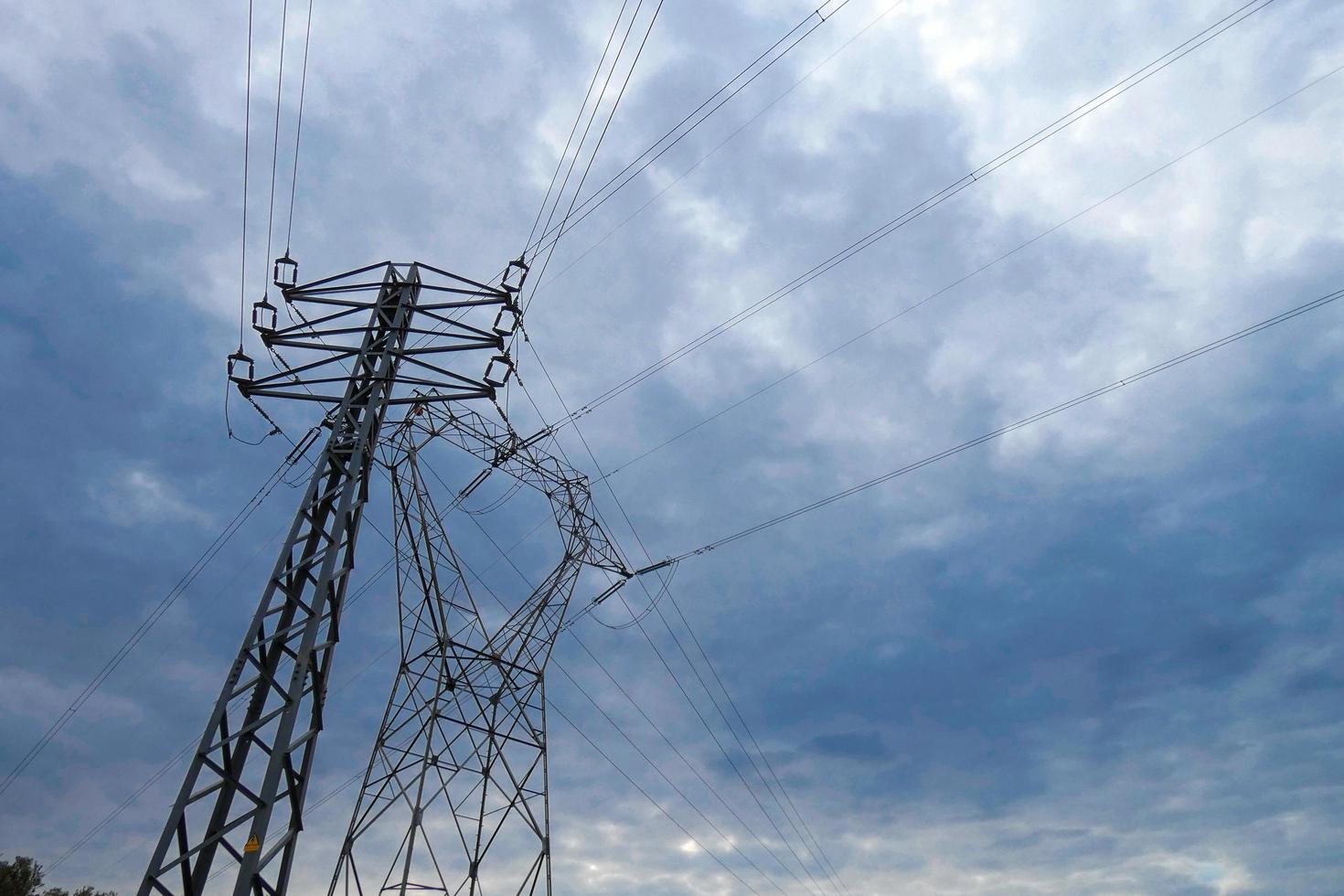 pylônes électriques supportant les câbles en cuivre qui transmettent et transportent l'électricité photo