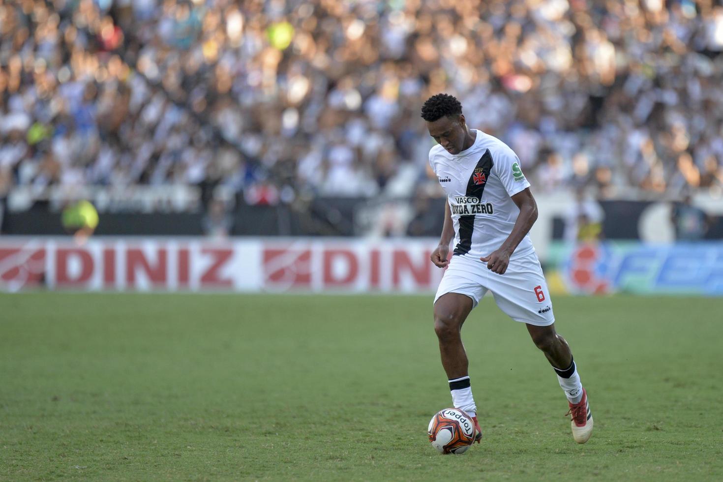 Rio, Brésil - 01 avril 2018 - joueur fabricio en match entre botafogo et vasco par le championnat carioca au stade nilton santos photo