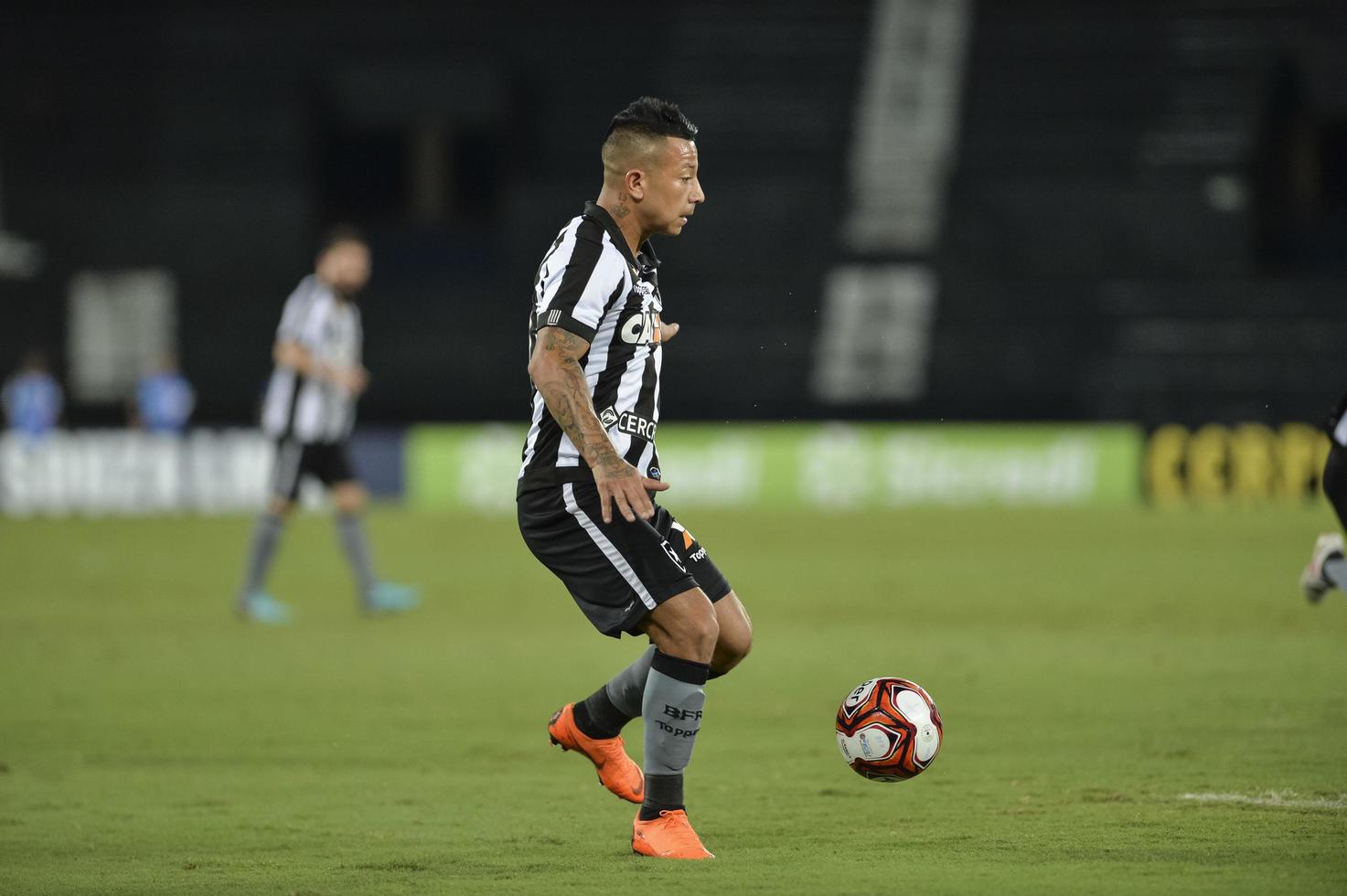 Rio, Brésil - 06 mars 2018 - joueur leo valencia en match entre botafogo et bangu par le championnat carioca au stade nilton santos photo