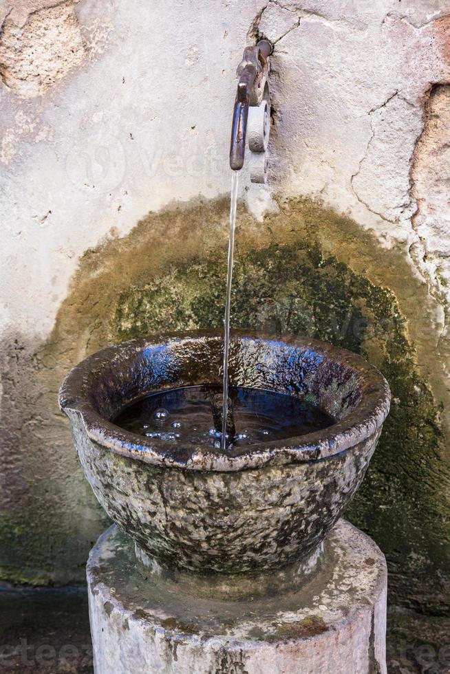 ancien bassin avec de l'eau dans la rue de la ville de rome photo