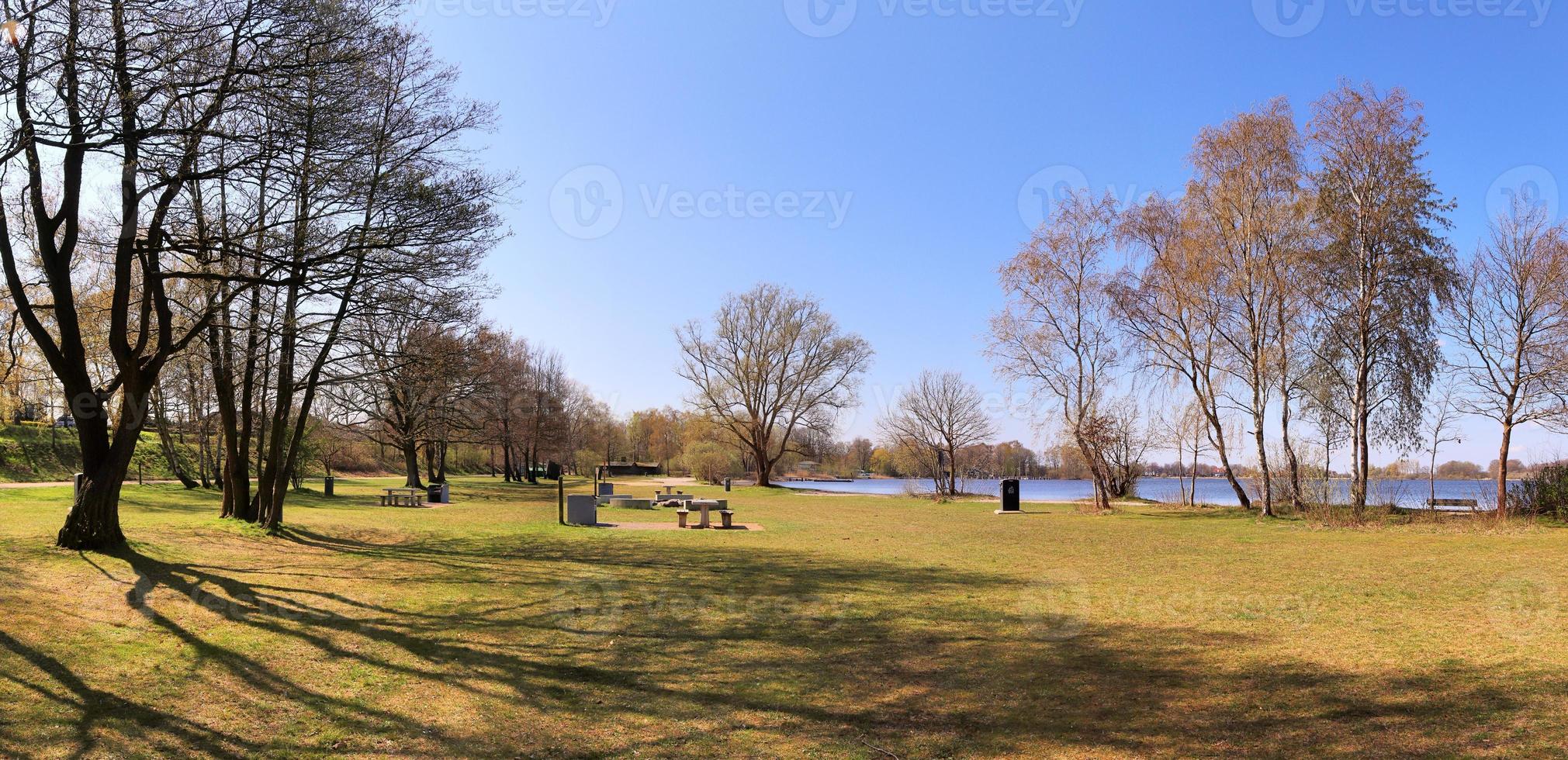 beau panorama haute résolution d'un paysage de pays d'europe du nord avec des champs et de l'herbe verte photo