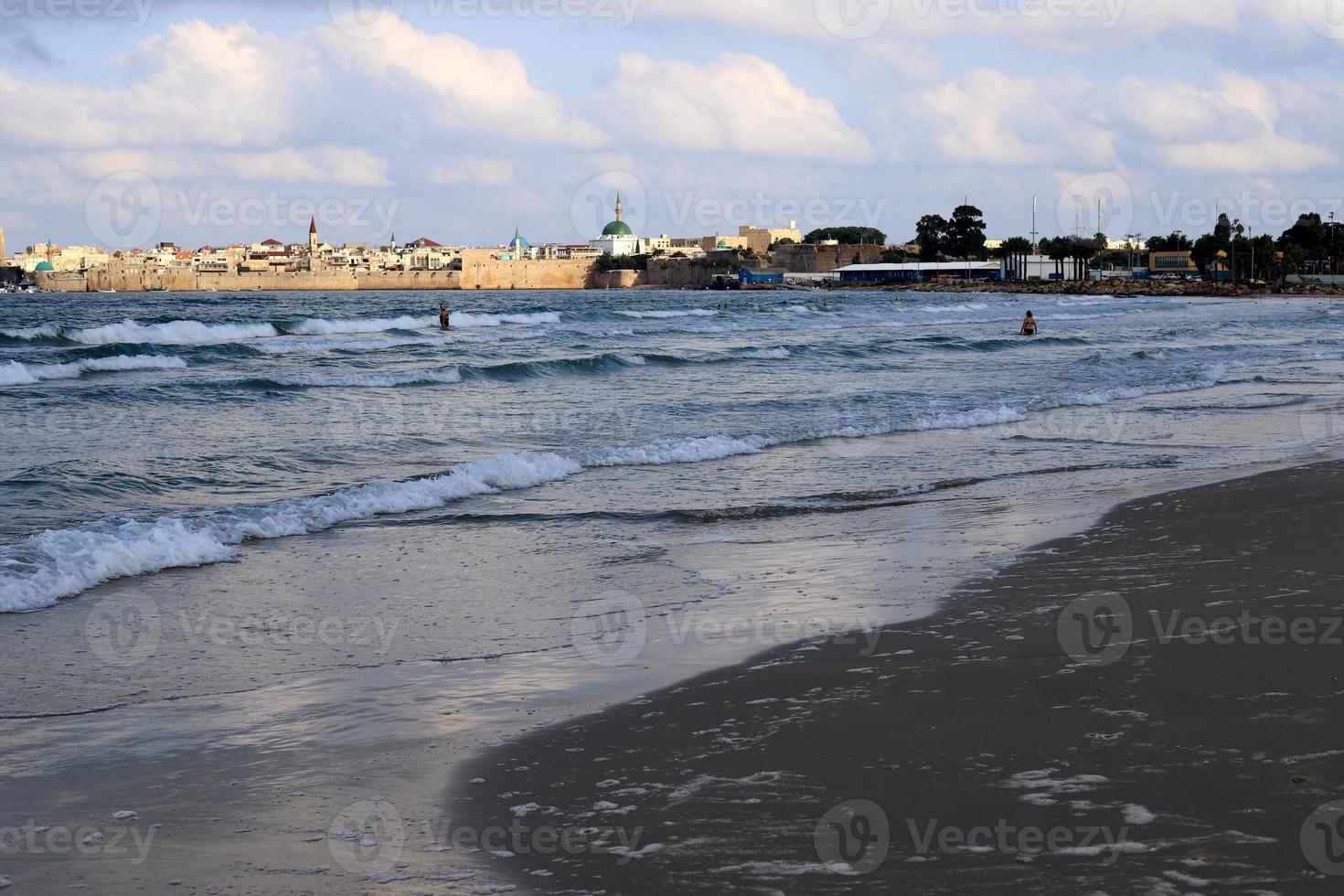 plage de sable sur la mer méditerranée dans le nord d'israël. photo