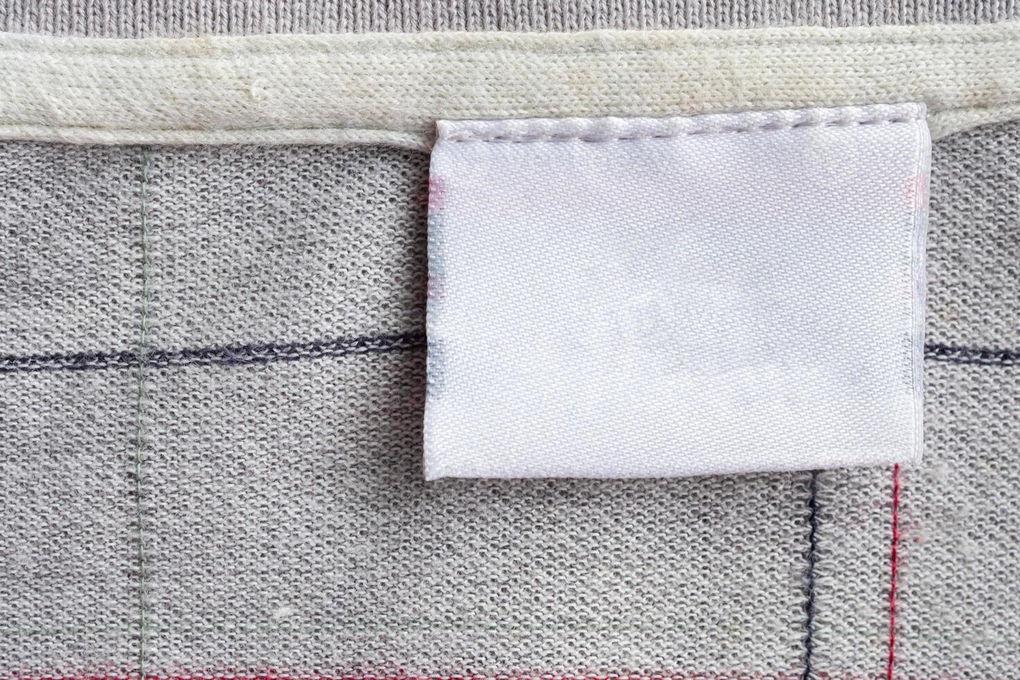 étiquette de vêtements de soin du linge sur la texture du tissu photo