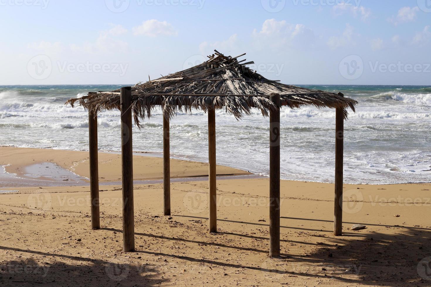 plage de sable sur la mer méditerranée dans le nord d'israël. photo