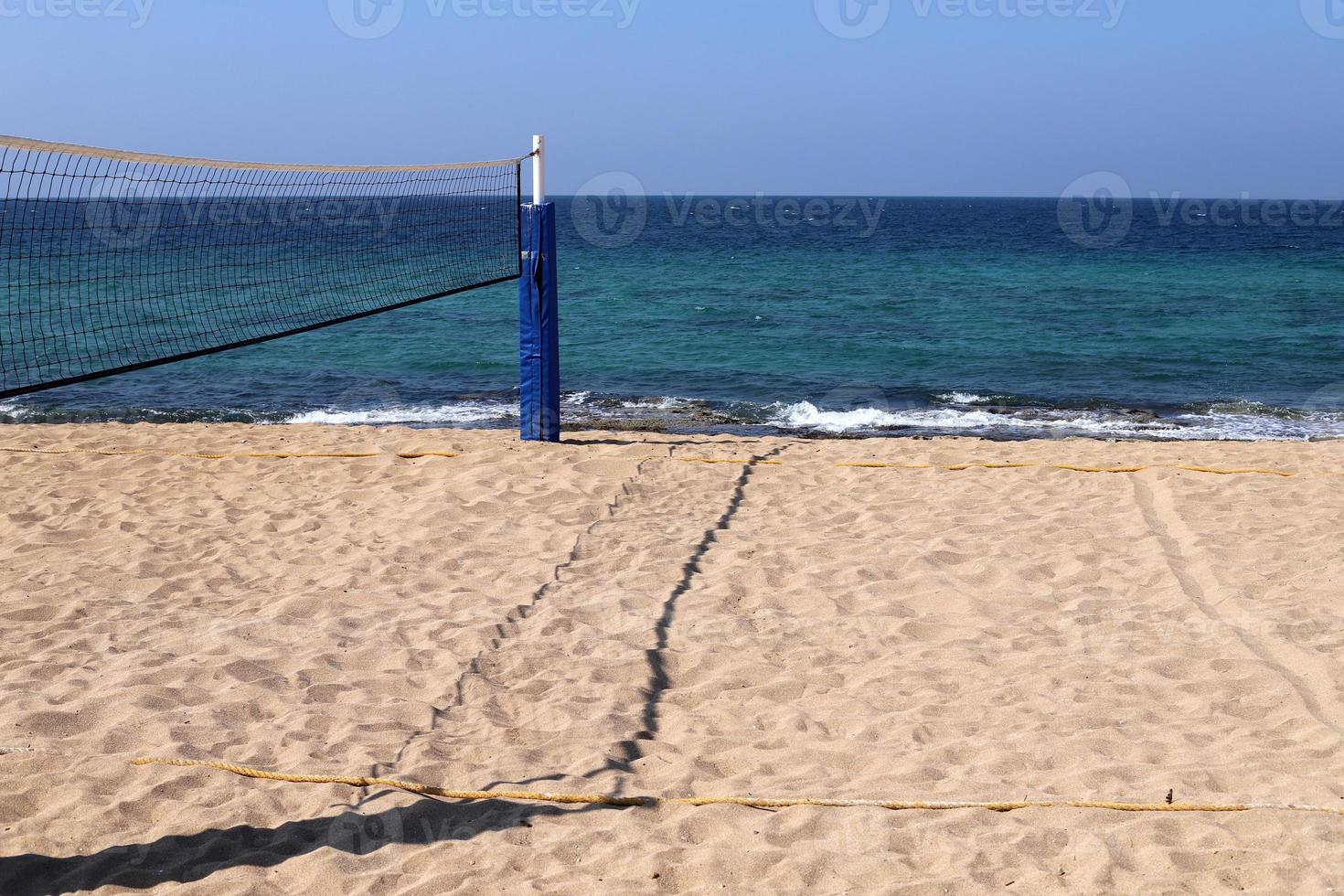 plage de sable sur la mer méditerranée dans le nord d'israël. photo