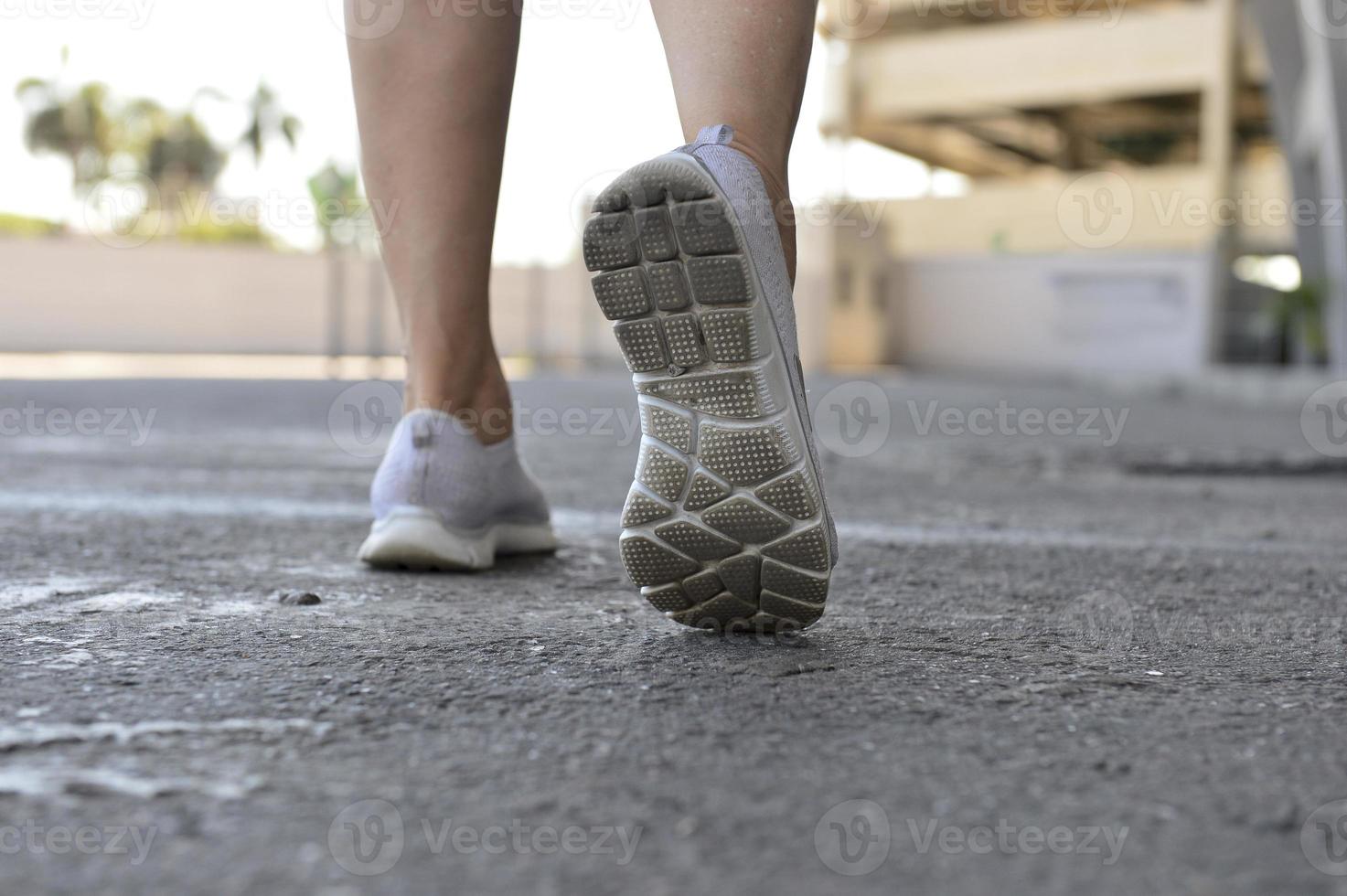 notion sportive. femme sortant pour son exercice avec une promenade photo