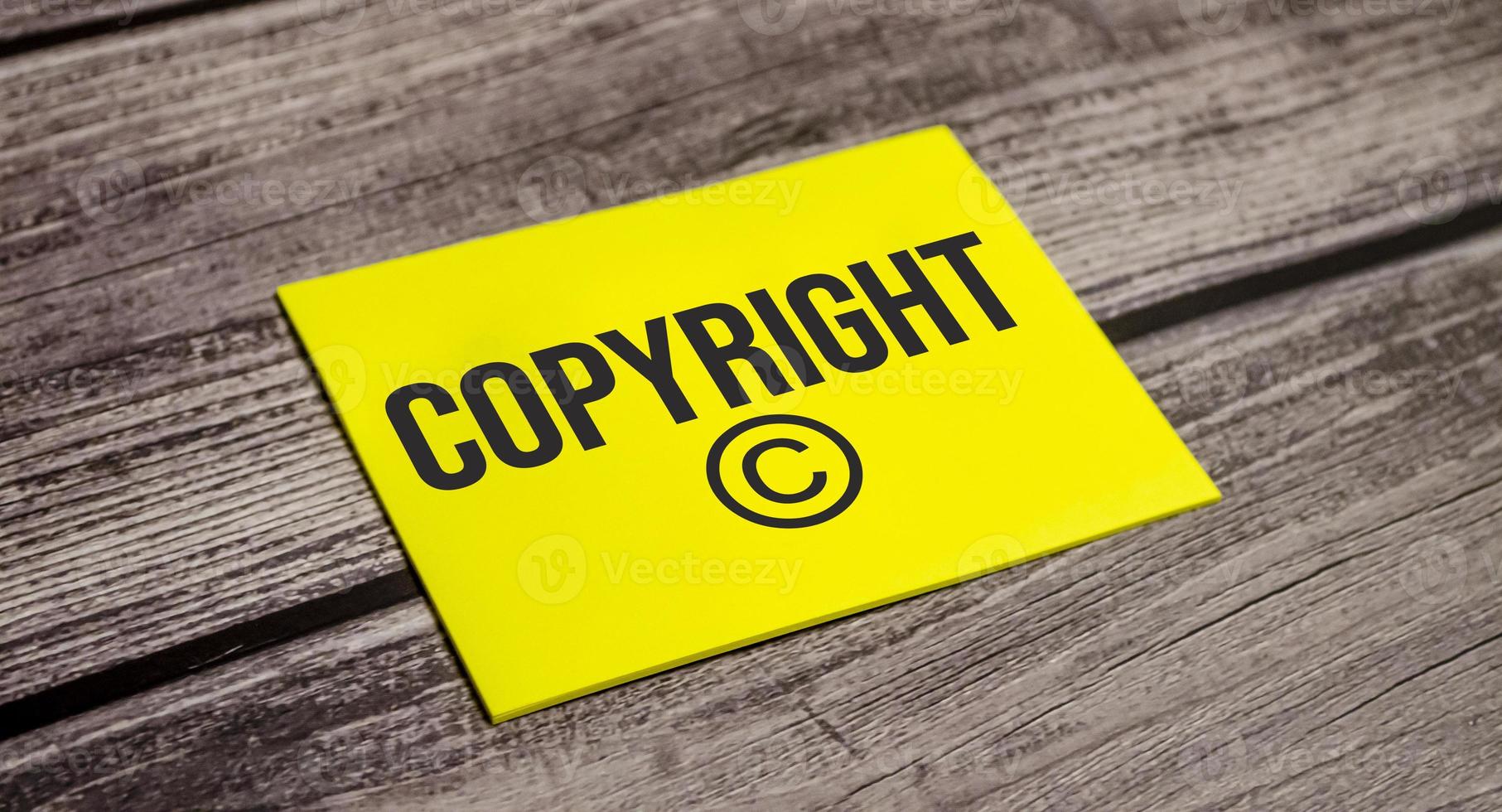 dans l'autocollant jaune le mot concept de texte copyright photo