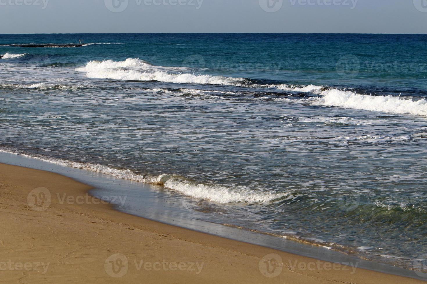 plage de sable sur la mer méditerranée dans le nord d'israël. photo