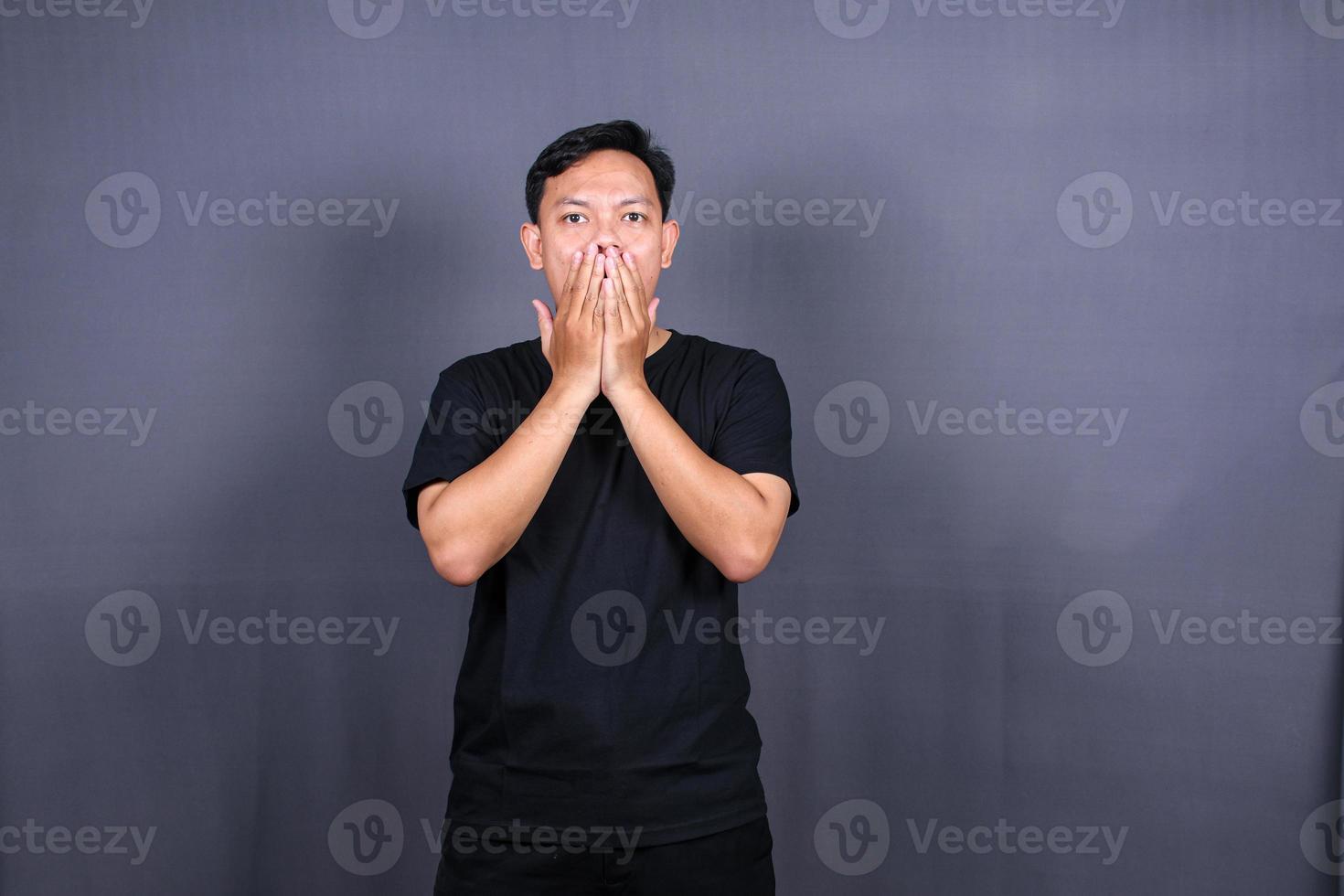 étonné excité jeune homme asiatique regardant la caméra avec l'expression du visage wow se sentant surpris la promotion des achats publicitaires, incroyable victoire debout isolé sur fond gris. photo