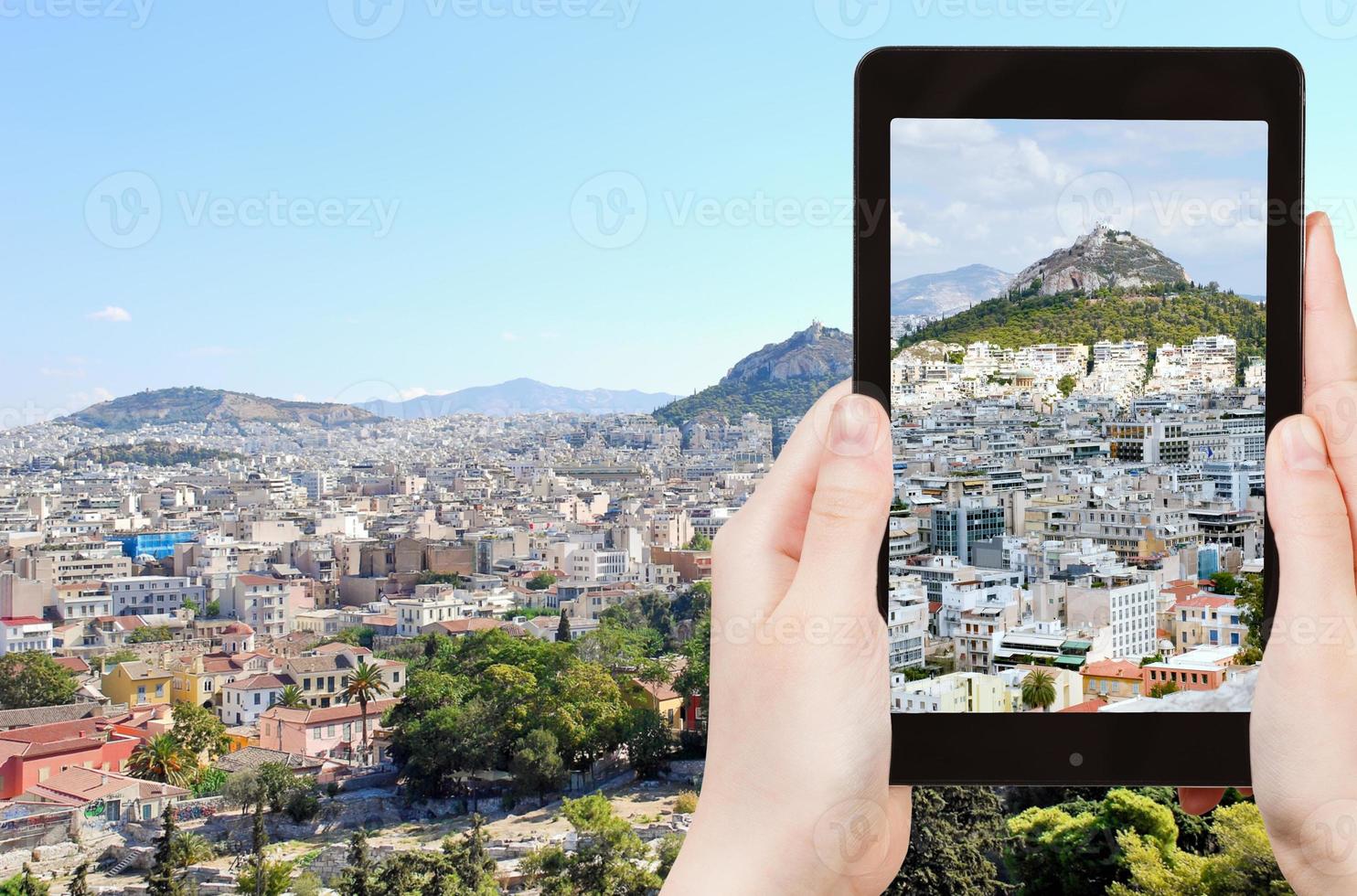 touriste prenant une photo du paysage urbain d'athènes