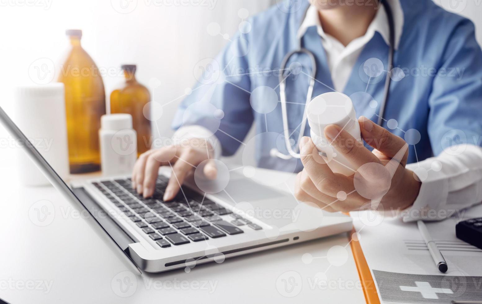 travail de médecin sur tablette numérique tablette de technologie de médecin de soins de santé à l'aide d'un ordinateur. photo