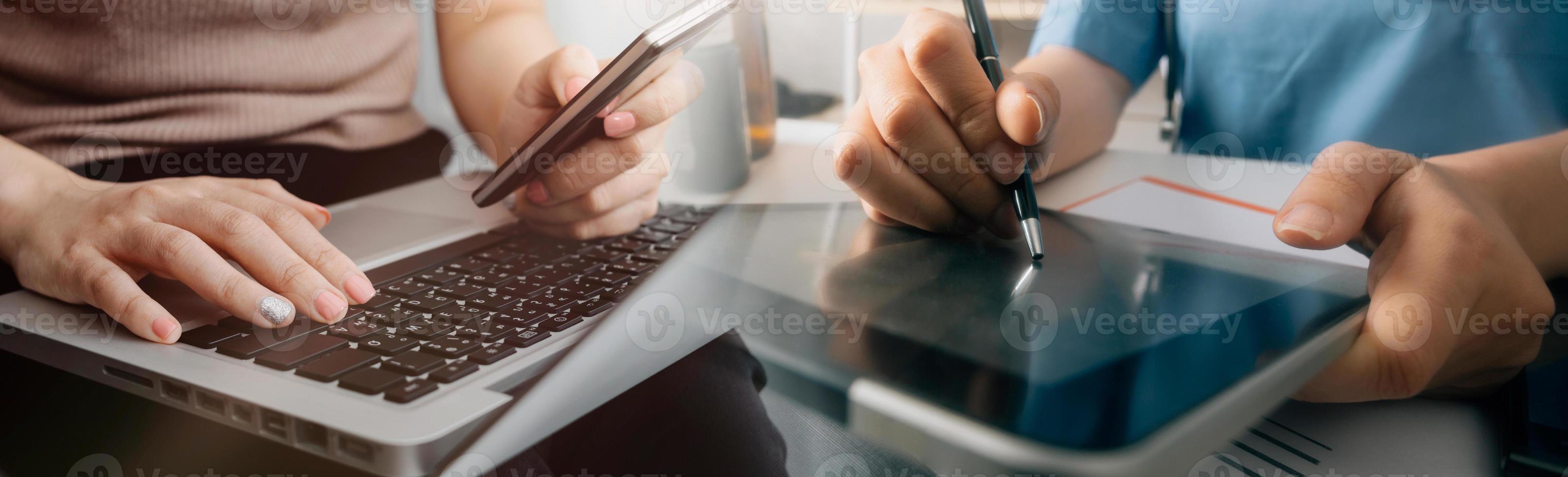 travail de médecin sur tablette numérique tablette de technologie de médecin de soins de santé à l'aide d'un ordinateur. photo