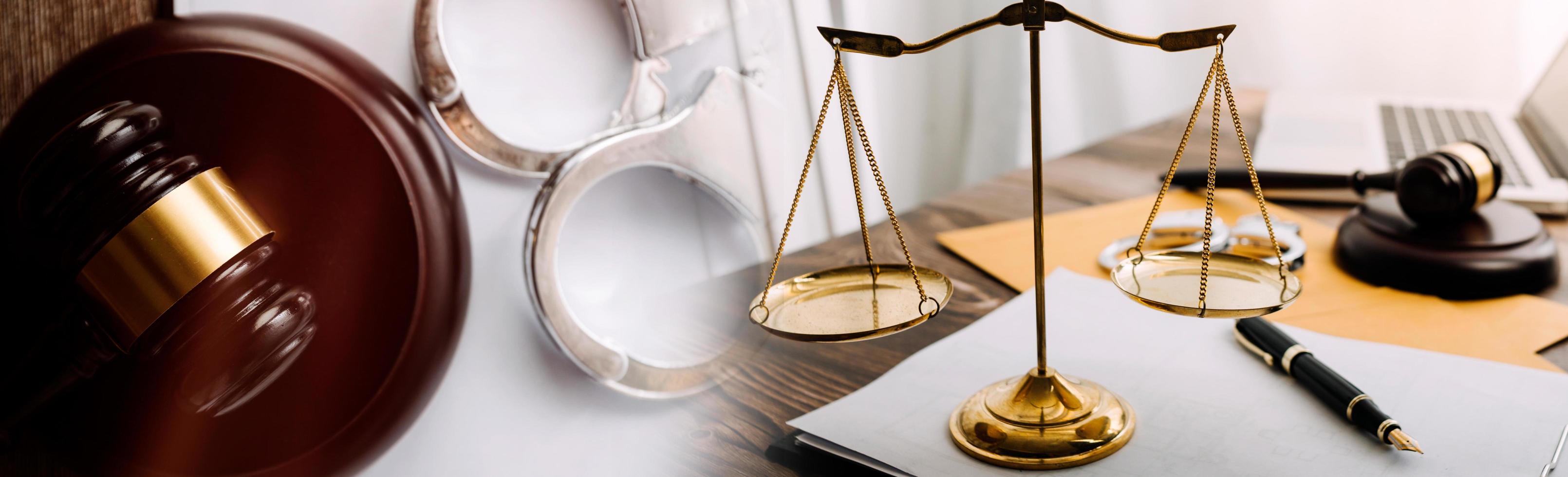 avocat masculin travaillant avec des documents contractuels et un marteau en bois sur table dans la salle d'audience. justice et droit, avocat, juge de la cour, concept. photo